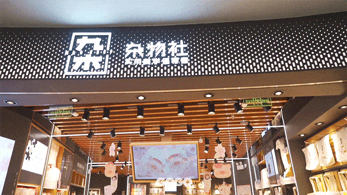 樱花季期间,门店的布景也以樱花粉为主,搭配上随处可见的lulu猪,整体