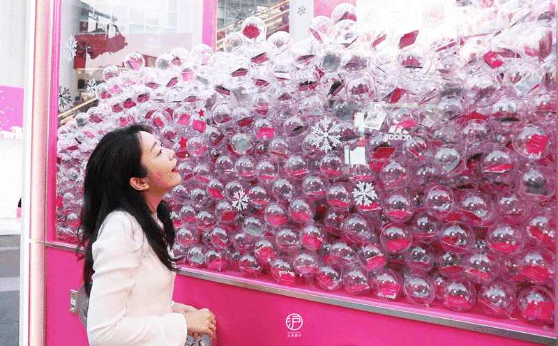 惊喜满满的巨型扭蛋机