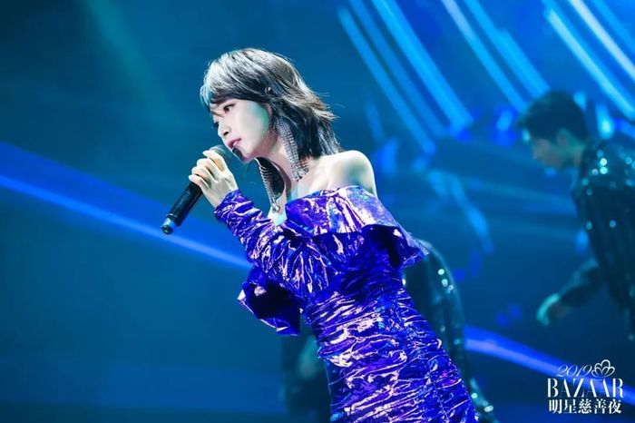 宋茜今年也来了,依然美到窒息,造型妆发也酷出天际,这多亏了她红毯上