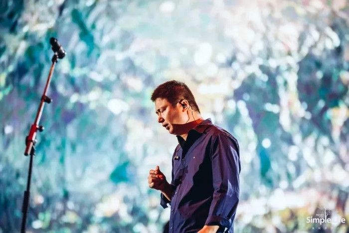 还有由街声团队的编辑孙骁担任主唱的坡上村乐队等年轻且优秀的