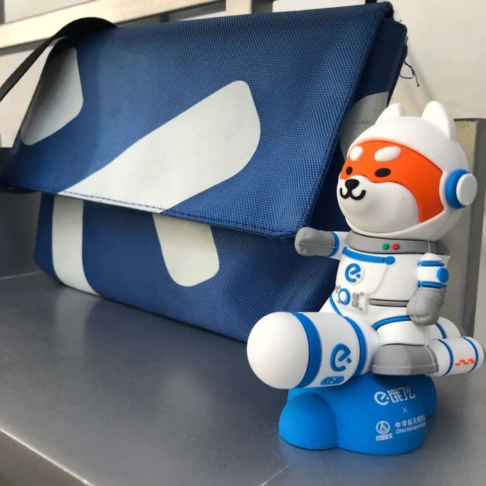 饿了么火箭餐厅限定版公仔(下图右) 原标题:全球首家火箭餐厅,天上