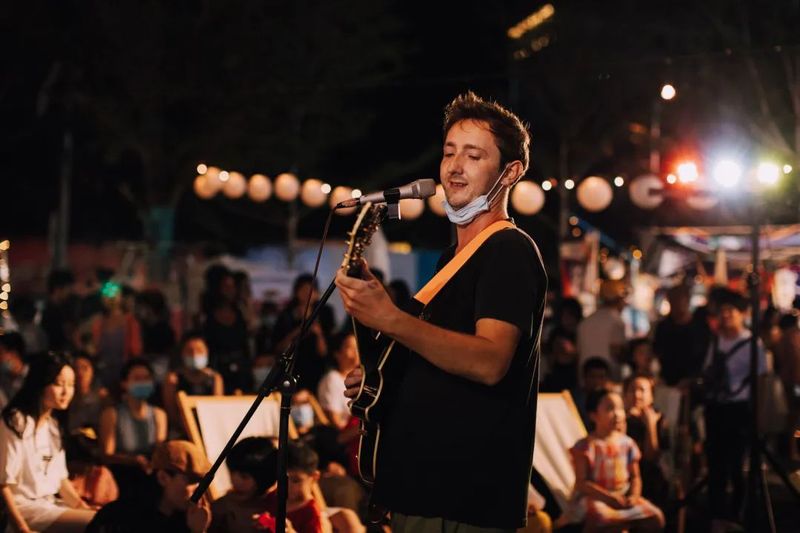 独立唱作人张碧茜带来优雅爵士,携evening mood乐队开唱夏日狂想.