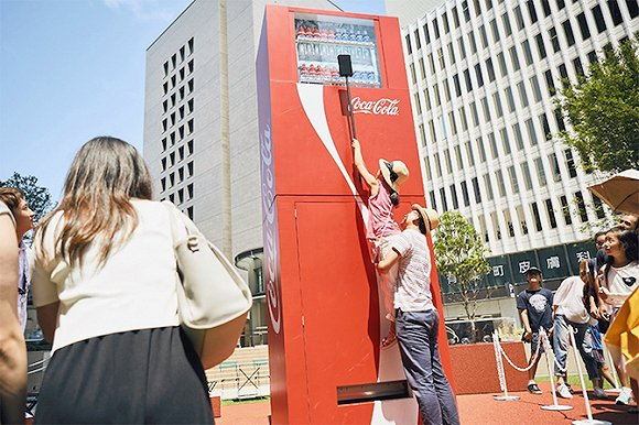 日本街头为什么出现了42公里长的泡面和3米高的可乐贩卖机？